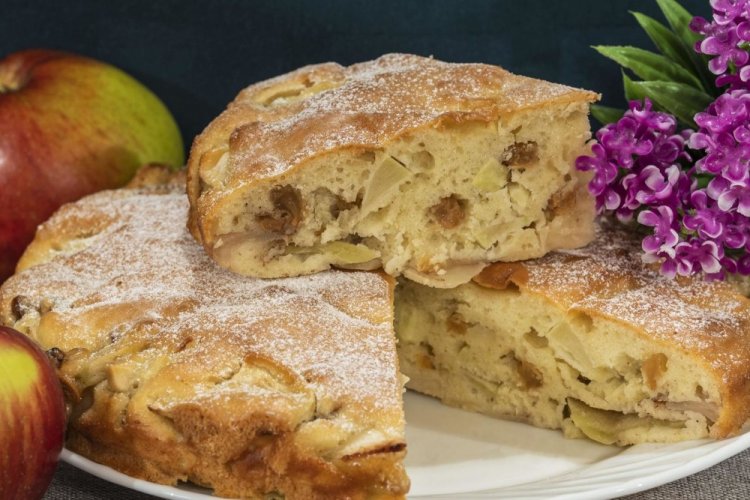 Шарлотка с яблоками и изюмом на сковороде