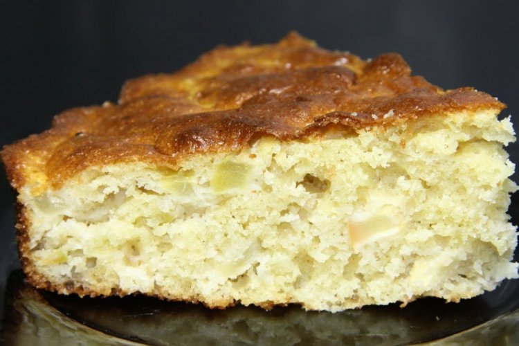 Шарлотка с манкой на сковороде