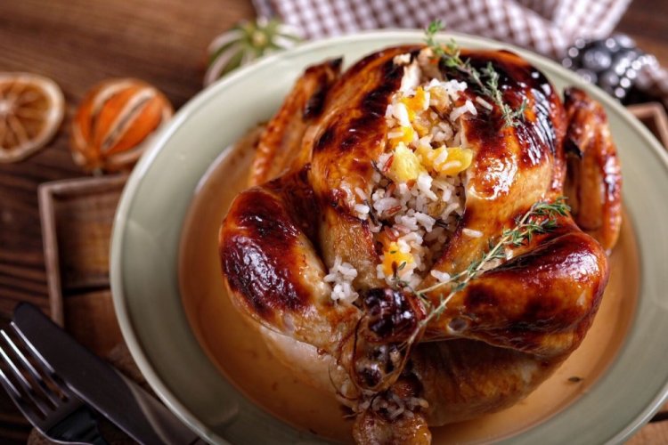 Фаршированная курица с сухофруктами и медом