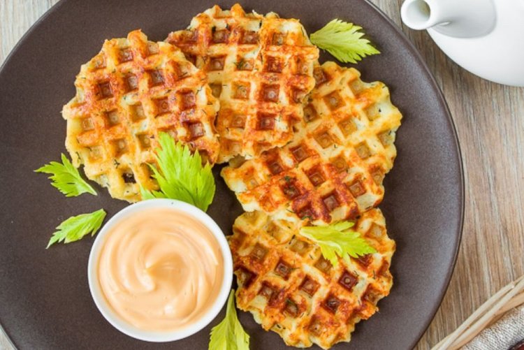 Бельгийские вафли с курицей и зеленым луком