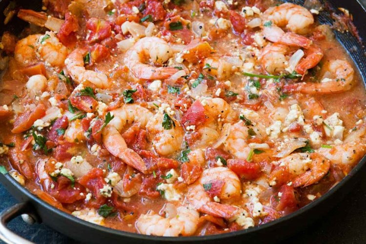 Жареные креветки в томатном соусе с фетой