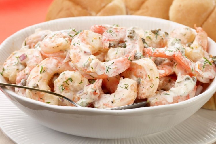 Жареные креветки в сметане на сковороде