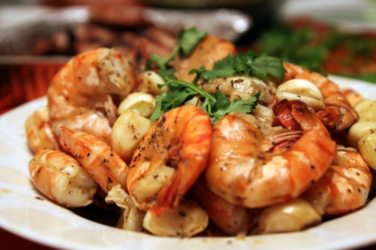 Жареные креветки в пиве на сковороде