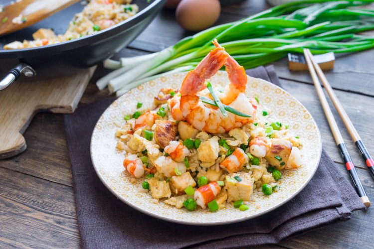 Жареные креветки с яйцом