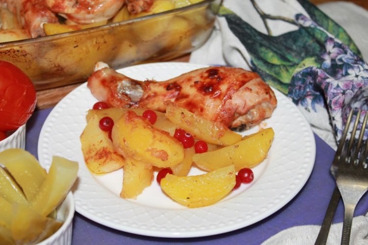 Куриные ножки с картошкой в томате