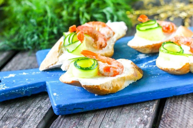 Брускетта с креветками и огурцами