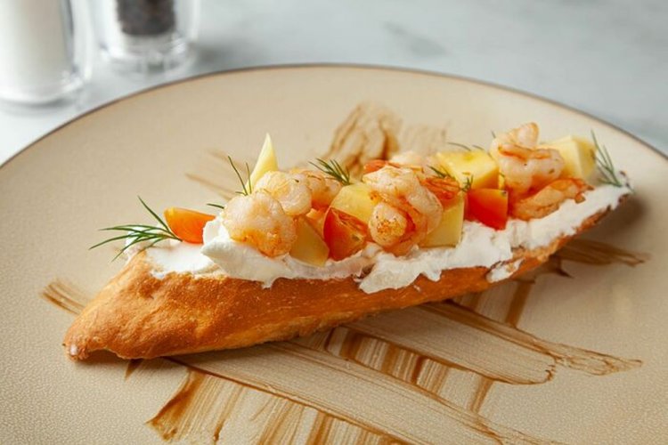 Брускетта с креветками и манго
