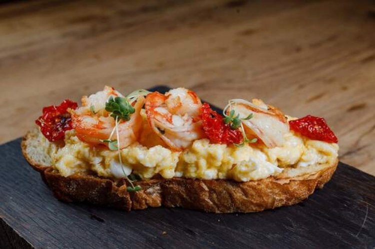 Брускетта с креветками и яйцом