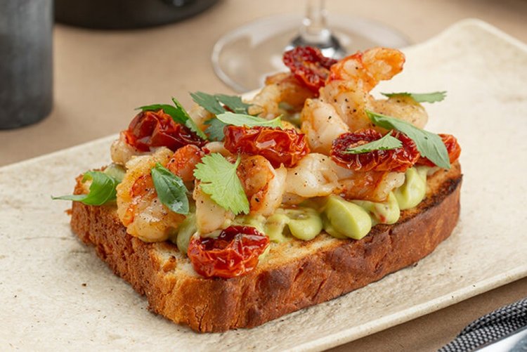 Брускетта с креветками и вялеными помидорами
