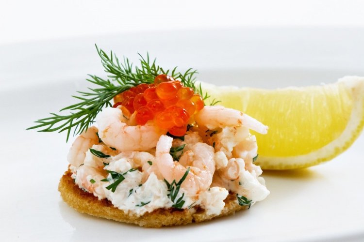 Брускетта с креветками и красной икрой