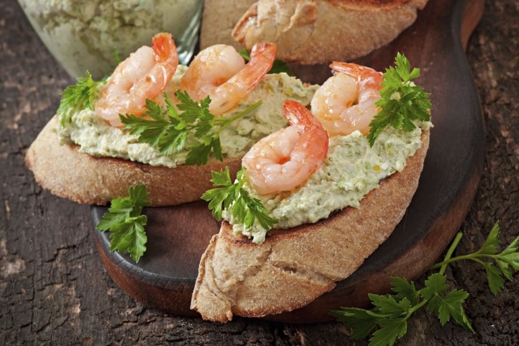 Брускетта с креветками и зеленым горошком