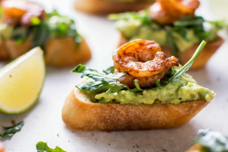 Брускетта с пастой из авокадо и креветками