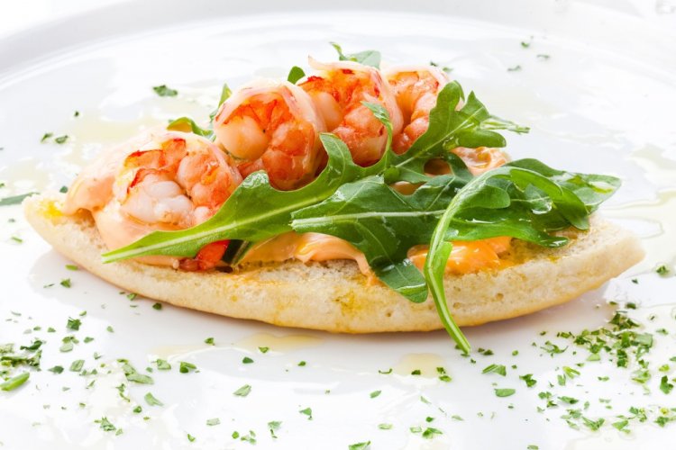 Брускетта с креветками и рукколой