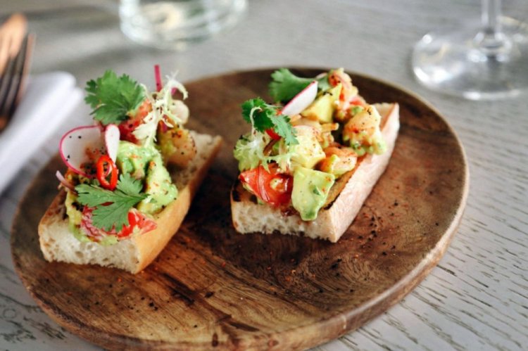 Брускетта с креветками и редиской