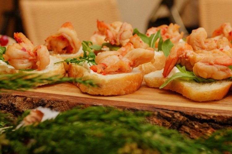 Брускетта с креветками в апельсиновом маринаде