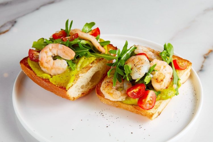 Брускетта с гуакамоле и креветками