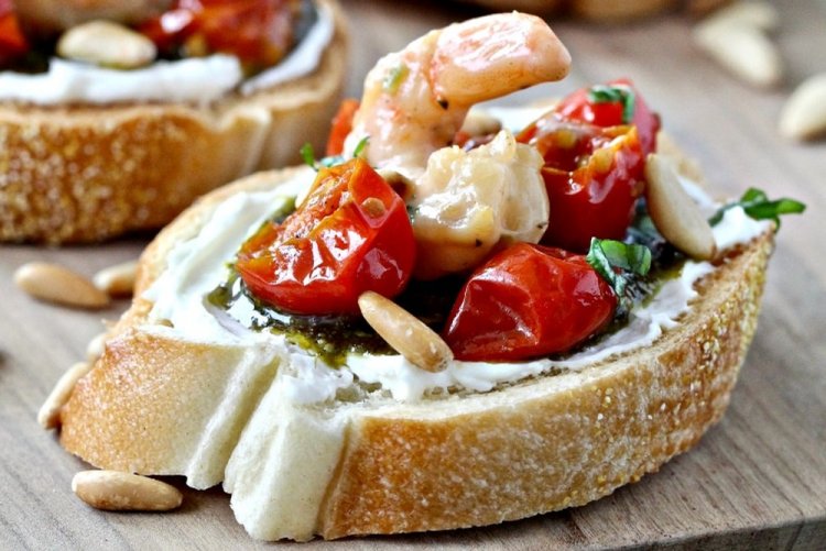 Брускетта с креветками и помидорами черри