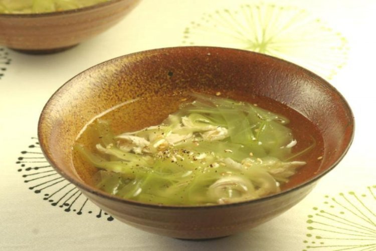 Прозрачный суп с курицей и сельдереем