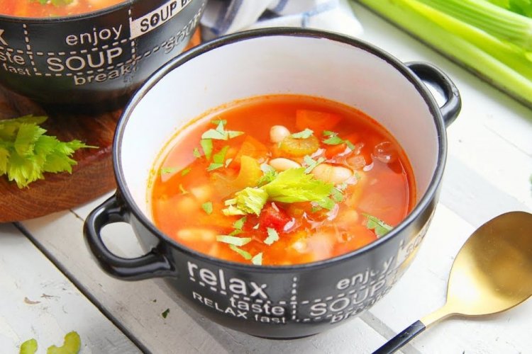 Фасолевый суп с сельдереем