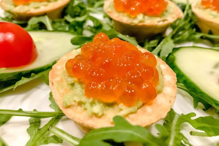 Тарталетки с гуакамоле и красной икрой