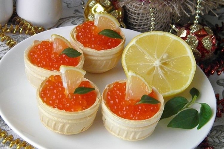 Тарталетки с красной икрой и сметаной
