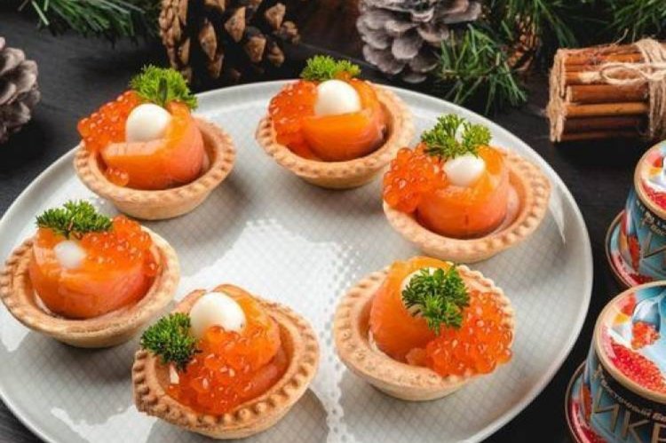 Тарталетки с лососем, красной икрой и перепелиными яйцами