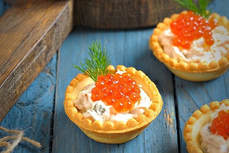 Тарталетки с красной икрой, креветками и твердым сыром