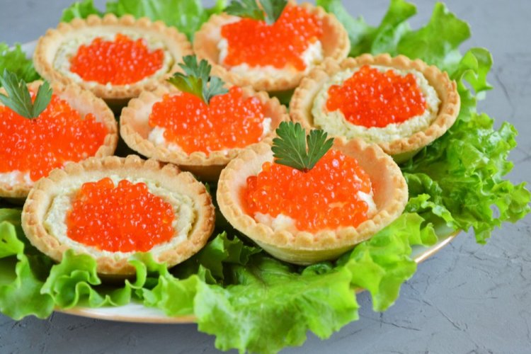 Тарталетки с красной икрой и сливочным маслом