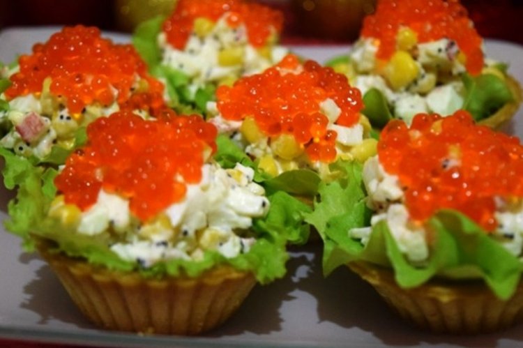 Тарталетки с крабовыми палочками, кукурузой и красной икрой