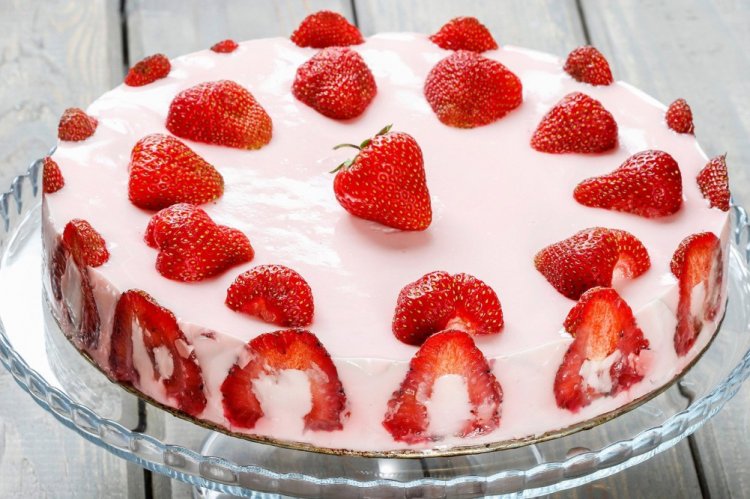 Торт с клубничным кремом на сковороде