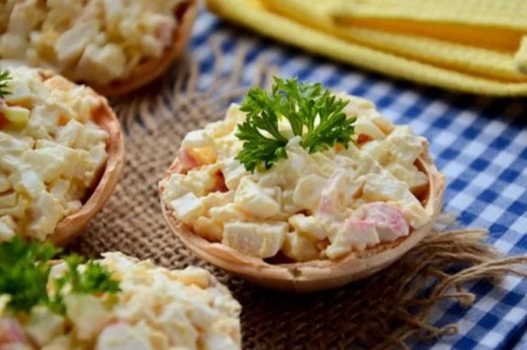 Тарталетки с крабовыми палочками и маринованными грибами