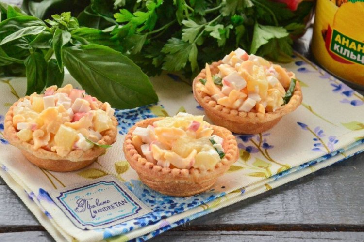 Тарталетки с крабовыми палочками и ананасами