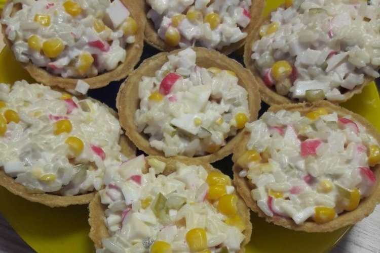 Тарталетки с рисом и крабовыми палочками