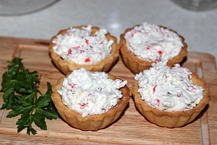 Тарталетки с крабовыми палочками и пармезаном