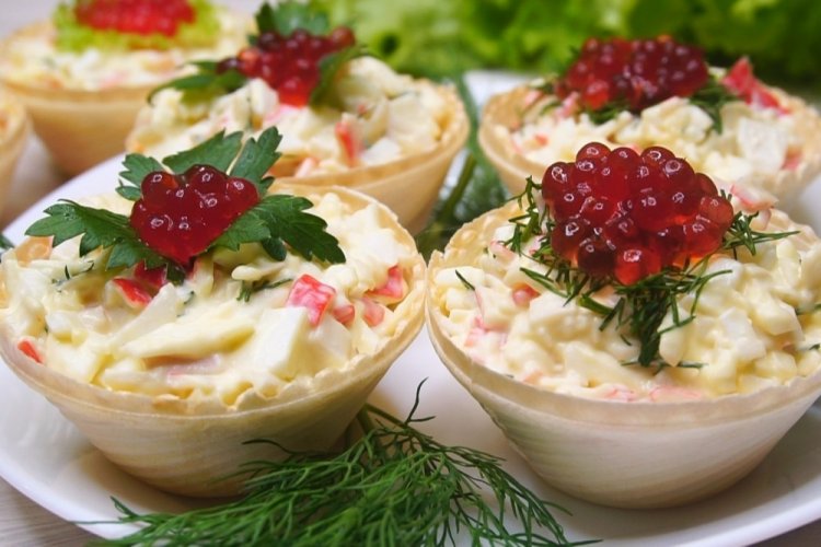 Тарталетки с крабовыми палочками и красной икрой