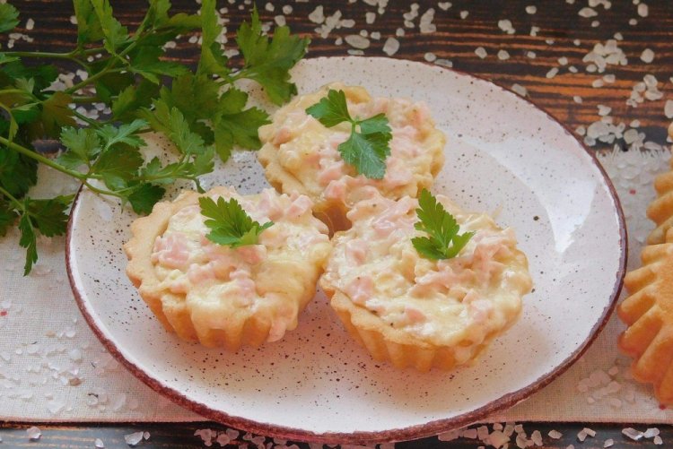 Тарталетки с крабовыми палочками, творожным сыром и паприкой