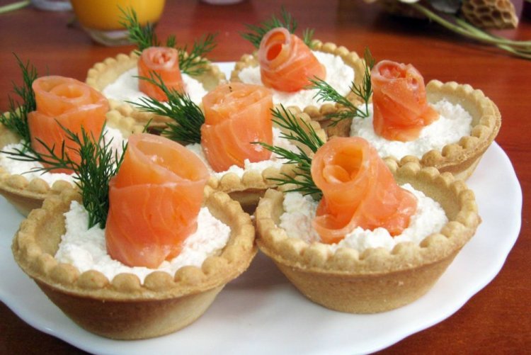 Тарталетки с красной рыбой и крабовыми палочками