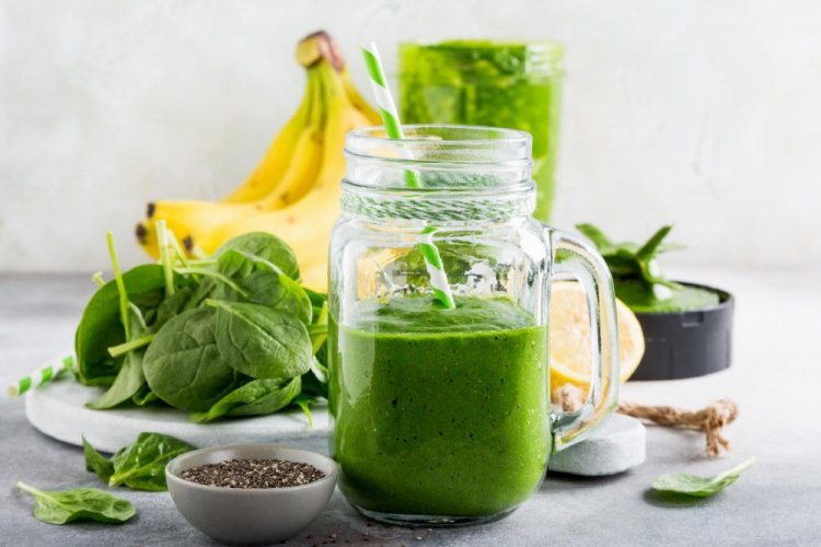 Детокс-смузи из бананов, шпината и семян чиа