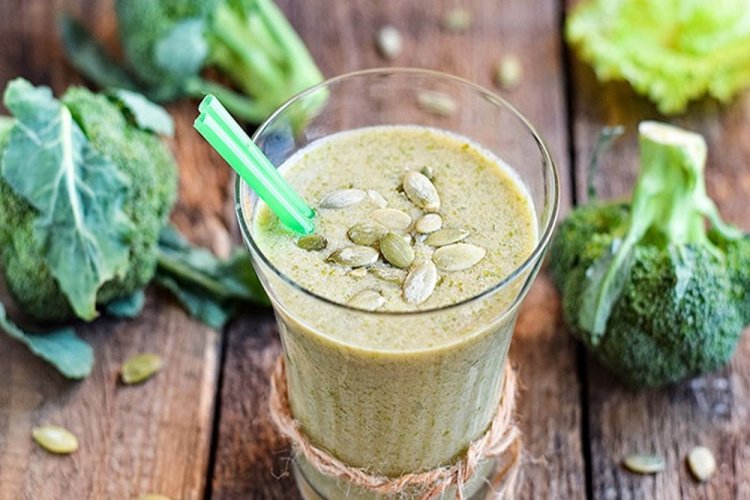 Детокс-смузи с брокколи, бананом и тыквенными семечками