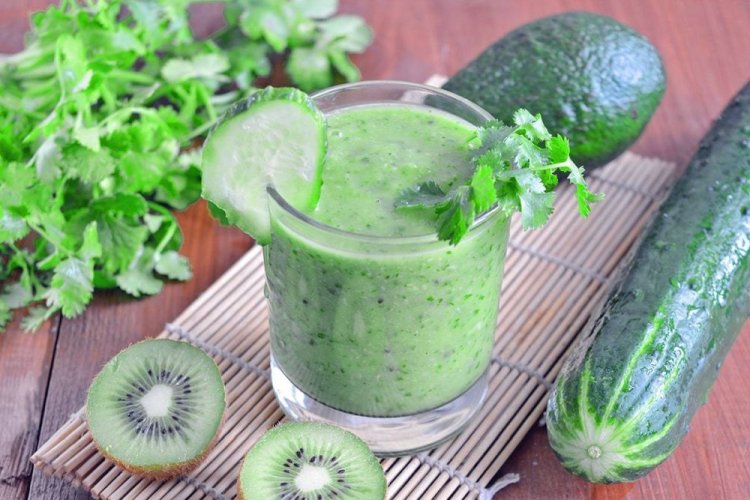 Зеленый детокс-смузи из киви, огурцов и кинзы
