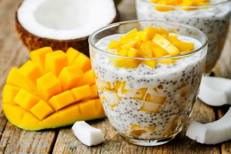 Смузи из манго и кокоса с семенами чиа
