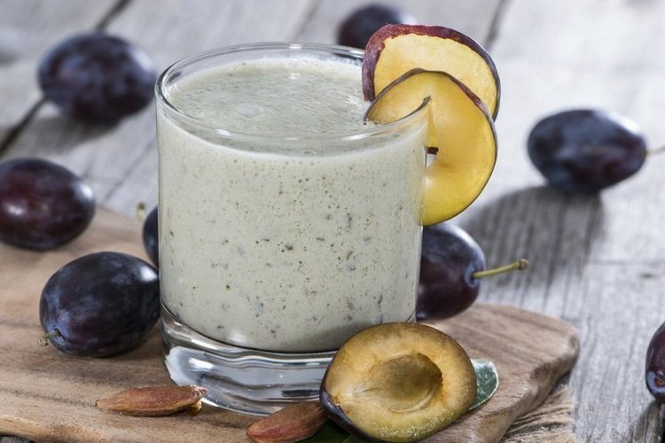 Смузи из слив с йогуртом