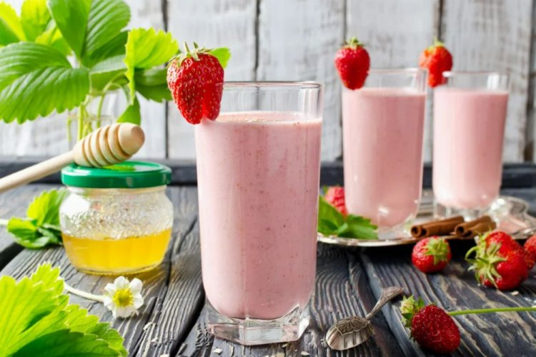 Клубничный смузи с овсяным молоком и медом