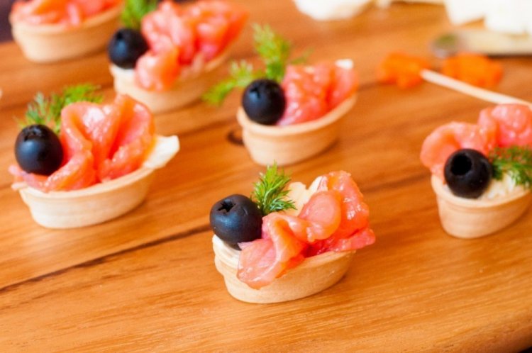 Тарталетки с красной рыбой и оливками