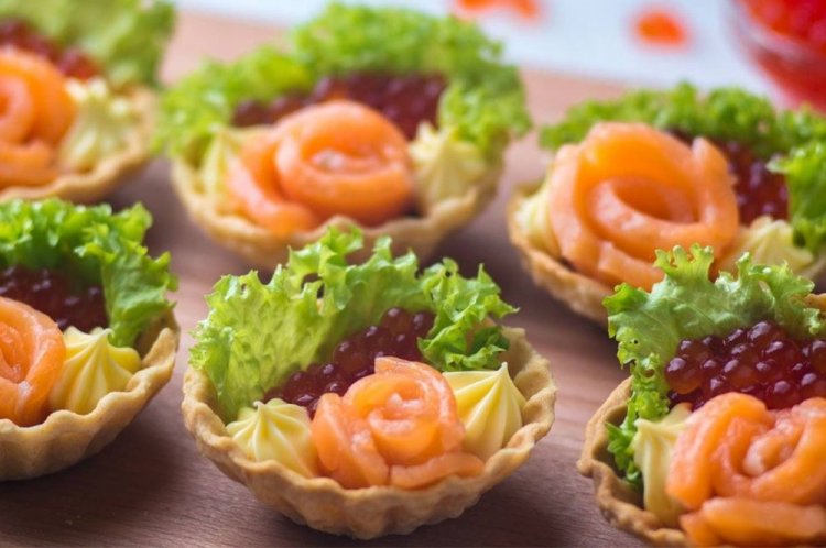 Тарталетки с красной рыбой и красной икрой