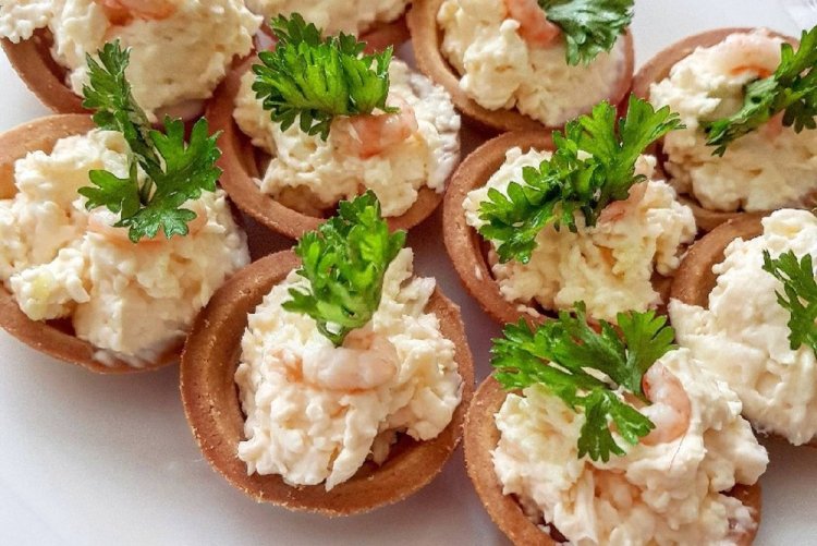 Тарталетки с креветками и твердым сыром