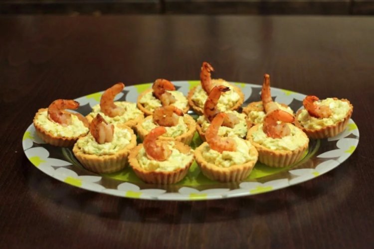 Тарталетки с кремом из авокадо и креветками