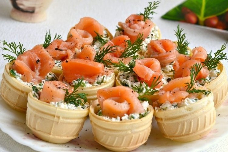 Тарталетки с красной рыбой и креветками