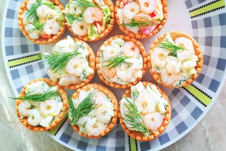Тарталетки с яблоком, маринованным огурцом и креветками