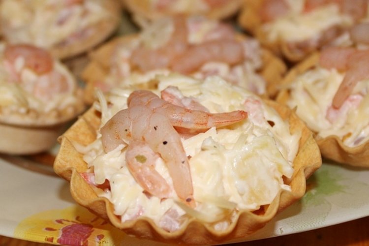 Тарталетки с креветками и ананасами